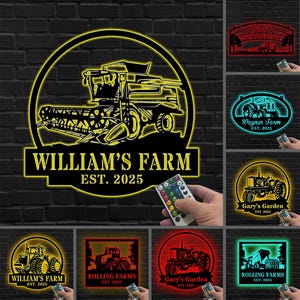 Peut inclure: Panneau de ferme en métal noir avec le texte "WILLIAM'S FARM EST. 2025" éclairé par une lumière LED jaune. Le panneau présente un design de moissonneuse-batteuse dans un cadre circulaire. D'autres panneaux avec des tracteurs et des noms de fermes sont également présentés.