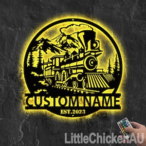 Arte de pared de metal con locomotora de tren de vapor personalizada con luz LED, letrero con el nombre del conductor del tren personalizado, decoración del hogar, regalo de decoración ferroviaria