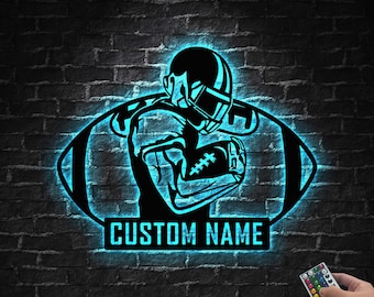 Placa de metal personalizada de futebol americano com luzes LED, presente para time de futebol americano dos EUA, placa com nome de jogador de futebol, presente para amantes de futebol, sala de esportes