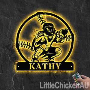 Personalisierte Softball Catcher Metallwandkunst mit LED-Leuchten, Catcher Girl Zeichen, Geburtstagsgeschenk Wohnheim Dekoration Geschenk für Tochter Sportliebhaber
