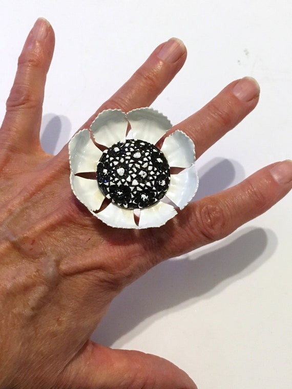 60s// Flower // Ring // Enamel Flower Pin // Black