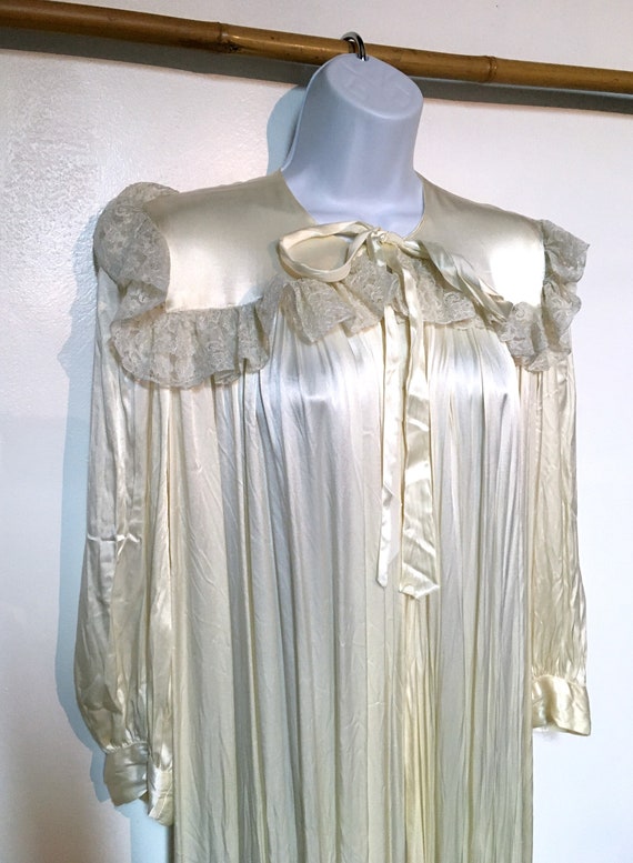 Robe//Dressing gown //Size M//Bridal Trousseau//Ra
