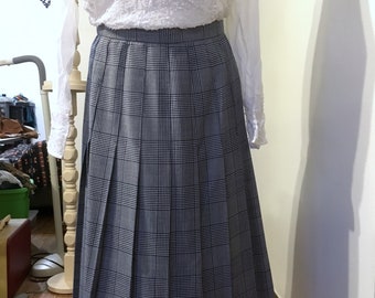 Pendleton Wool Skirt /Size 8/Maxi Skirt/ Plaid Skirt /vintage Pendleton/ 28 waist / made in the USA