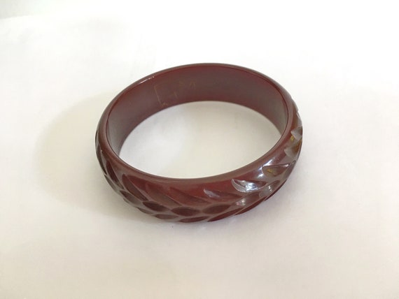 Carved Red Bakelite bangle//Red Bakelite bangle //