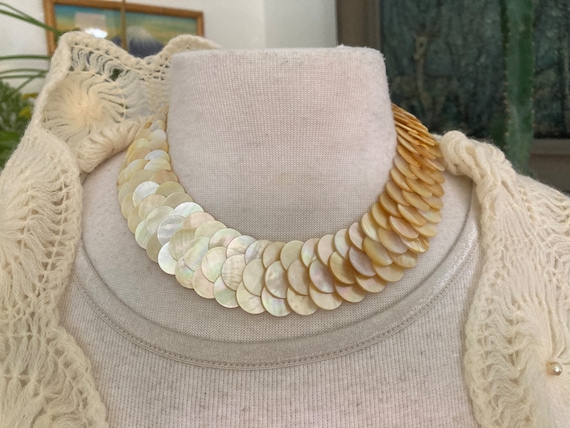 Shell Necklace/ GOLD shell / Vintage Shell Neckla… - image 1