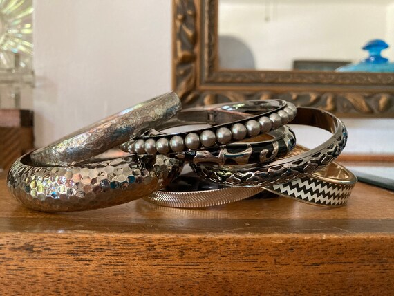 8/ Stack of Bangles / Black & Silver/ Vintage Ban… - image 4