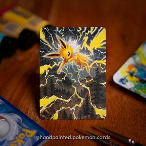 Carte Pokémon Jolteon peinte à la main avec illustration détaillée - cartes Pokémon alternatives - Pokémon modifiés - carte Pokémon peinte - Blitza - Voltali - cadeau