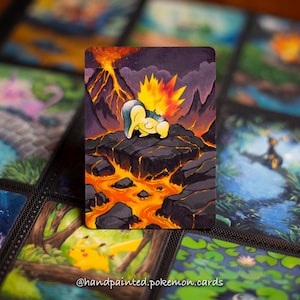 Carte Pokémon Cyndaquil peinte à la main avec illustration détaillée - cadeau Pokémon - cartes Pokémon alternatives - Pokémon modifié - carte Pokémon peinte - illustration complète