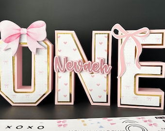 "Girls Just Wanna Be ONE" 3D-letters voor verjaardagsfeestdecoratie, decoratie voor de snoeptafel met roze strikken en een kokette uitstraling, voor de eerste verjaardag van een meisje.
