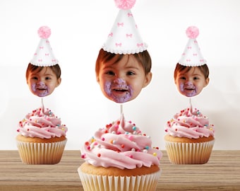 Cupcakeversiering met gezichtjes, babyfoto met feestmuts, feestmuts met strikjes, cupcakeversiering voor de eerste verjaardag, thema met strikjes, feestaccessoires