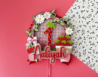 Taarttopper met bessenthema voor een eerste verjaardag, decoratie met aardbeien en madeliefjes.