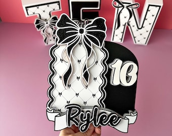 Taarttopper met zwarte strik voor een verjaardagsfeest, Coquette-decoraties, thema met zwart-witte strik, decoratie voor een 10e verjaardag.