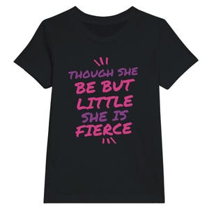 Chemise fille féroce T-shirt Girl Power Shakespeare pour les jeunes et les tout-petits bien qu'elle soit petite, elle est féroce T-shirt premium à col rond pour enfant