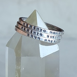 Pila de anillos estoicos personalizables: Memento Mori, Memento Vivere, Amor Fati.
