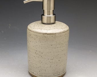 Dispensador de sabonete líquido reto, com bomba dosadora em aço inoxidável nas cores preto, bronze ou prata. "Feito sob encomenda".