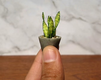 Handgemaakte miniatuur slangenplant – poppenhuisplant schaal 1/12