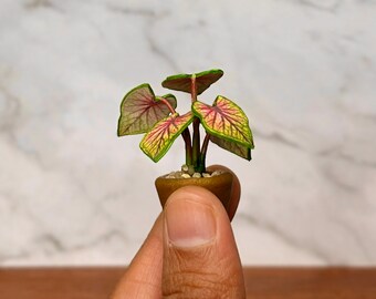 Handgemaakte miniatuur roze caladiumplant – poppenhuisdecor schaal 1/12