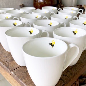 Tasse d'abeille Une tasse Passe au lave-vaisselle, tasses à café, tasse blanche, tasse de thé, abeilles, cadeau d'amant d'abeille image 1