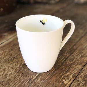 Tasse d'abeille Une tasse Passe au lave-vaisselle, tasses à café, tasse blanche, tasse de thé, abeilles, cadeau d'amant d'abeille image 3