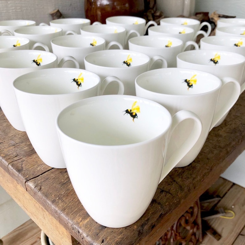 Tasse d'abeille Une tasse Passe au lave-vaisselle, tasses à café, tasse blanche, tasse de thé, abeilles, cadeau d'amant d'abeille image 1