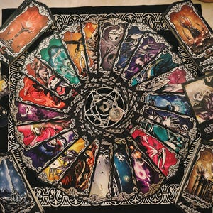 Jeu de 78 cartes de tarot Hollow Knight | Jeu de tarots en éventail 17,5 x 8 cm | Cadeau parfait pour les fans de Hollow Knight, les joueurs et les lecteurs de tarot