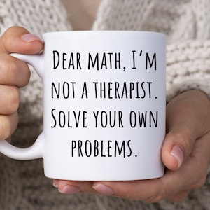 Puede incluir: Taza de cerámica blanca con texto negro que dice "Querido Mate, no soy un terapeuta. Resuelve tus propios problemas."