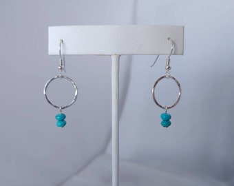 Pendientes de plata de ley con turquesa azul: círculo martillado colgante