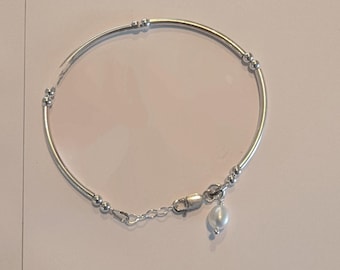 Pulsera familiar Simple Elegance. Tubos y cuentas de plata de ley con una perla de agua dulce.
