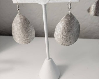 Pendientes de lágrima con textura de seda cruda de primera ley cuelgan de alambres franceses.