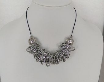 Collar de eslabones de aluminio ligero: cadena de bucle con un toque llamativo