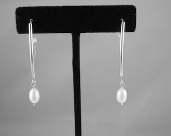 Pendientes colgantes de perlas de agua dulce. Las perlas cuelgan de tubos de plata de ley con ganchos hechos a mano.