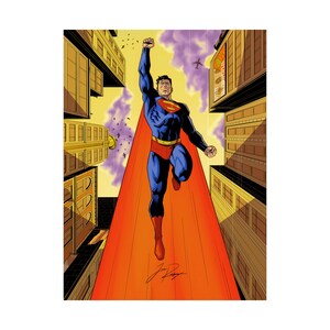 Könnte beinhalten: Comic-Illustration von Superman im Flug über einer Stadt. Er trägt einen blauen Anzug mit rotem Umhang, Stiefeln und Gürtel. Der Hintergrund zeigt Gebäude, einen gelben Himmel und lila Wolken. Die Signatur des Künstlers ist vorhanden.