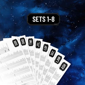Puede incluir: Una colección de ocho hojas de papel blancas dispuestas en abanico, cada una con una etiqueta hexagonal negra con texto blanco que dice SOR, SHD, TWI, JTL, LOF, SEC, LAW y ASH. Una etiqueta negra superior muestra el texto SETS 1-8.
