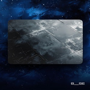 以下が含まれることがあります： 暗いグレーのテクスチャの表面のクローズアップ。表面には、線と正方形の微妙なパターンがあります。表面は金属またはコンクリートでできているようです。