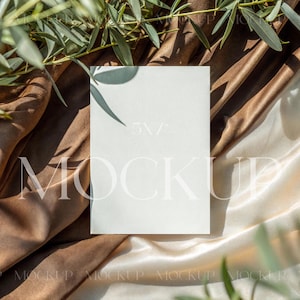 Greenery Geburtstagskarte Mockup, Eukalyptus Einladungskarte Mockup, Hochzeit 5x7 Kartenmockup, Brautparty Einladung Mockup, Grußkarte Mockup