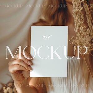 Boho Karte In Hand Mockup, 5x7 Karten Mockup, Grußkarte Mockup, Boho Mockup, Minimalistisches Einladung Mockup, Hand Karte Mockup, Neutrale Karte
