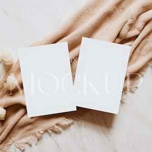 Mockup dubbele kaart, mockup twee witte kaarten, mockup briefpapier, 5 x 7 kaarten mockup, mockup trouwkaart, blanco kaart, mockup tweezijdige kaart