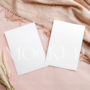 Mockup dubbele kaarten, roze boho uitnodigingsmodel, 5 x 7 babyshower uitnodigingsmodel, uitnodigingsmodel vrijgezellenfeest, wenskaart PSD-model