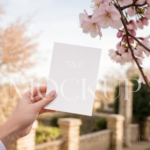 Einladung Mockup mit Händen, Frühlingskarte Mockup, Hand hält Einladung Mockup, 5x7 Karte Mockup mit Händen, Kartenmodell in der Hand