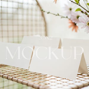 Maquete de quatro cartões dobrados 3,5x2, maquete de cartão de lugar estilo boho, maquete de etiqueta de nome, cartão de casamento em PSD, maquete de cartão para tenda, maquete de cartão para assentos de mesa