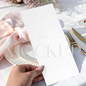 Maqueta de menú con mano en mano (PSD), maqueta de menú de boda de 4x9, maqueta de menú bohemio, maqueta de menú de mesa, maqueta de menú con mano de mujer, maqueta de papelería de boda
