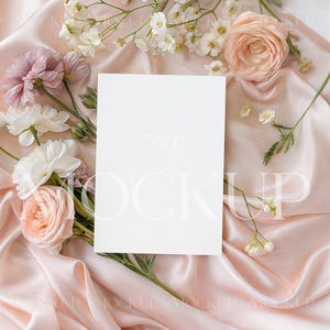 Blumen Geburtstagskarte Mockup, 5x7 weiße Karte Mockup, Hochzeitskarte Mockup, Babyparty-Einladung Mockup, elegante Brautparty-Einladung Mockup