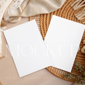 Mockup voor twee uitnodigingen, sjabloon voor briefpapier, bruiloft, mockup voor twee kaarten, mockup voor dubbele kaart 5 x 7, mock-up dubbelzijdige kaart, mock-up voor eenvoudige uitnodiging