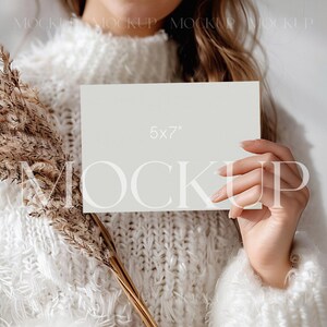 Karte in Hand Mockup, 5x7 Karten Mockup, Einladung Mockup Hand, 5x7 Grußkarte Mockup, Einladung Mockups, Horizontales Einladungs Mockup,