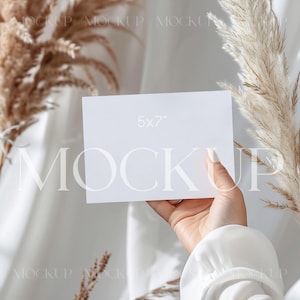 Boho-Karte in Hand Mockup, 18x15 Einladung Mockup Hand, 13x18 Grußkarte Mockup, Horizontale Einladung Mockup, Querformat 18x18 Karte