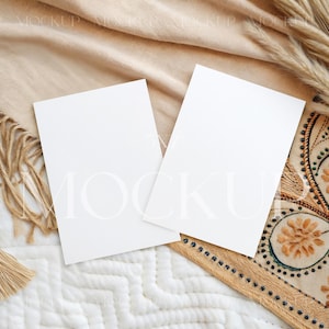 Boho 5x7 Kartenmockup, Zwei Einladungskarten Mockup, Doppelseitiges Kartenmodell, Hochzeitskarte PSD Mockup, Neutral Grußkarte Mockup