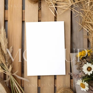 Cartão de aniversário 5x7 Mockup, Convite de casamento Boho Mockup, Cartão de felicitações country Mockup, Cartão rústico Mockup Fazenda Realista Cartão postal Mockup