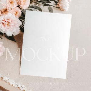 Blumen Geburtstag Karte Mockup, 5x7 Weiß Karte Mockup, Hochzeit Grußkarte Mockup, Babyparty Einladung Mockup, Elegante Postkarte Mockup