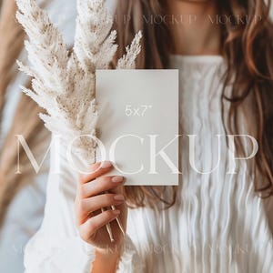 Boho Minimal Kartenmodell, Boho Einladen Kartenmodell, Neutrales Babyparty Mockup, 5x7 Karte in Händen Mockup, Rustikales Grußkartenmodell