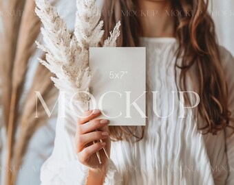Boho minimalistisk kortmodell, boho inbjudningskortmodell, neutral babyshower-modell, 5x7-kort i händerna-modell, rustik gratulationskortmodell